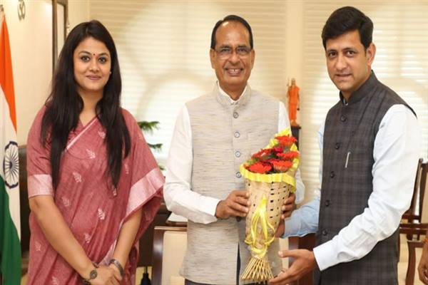   OUR CHIEF GUEST, INDORE MAYOR PUSHYAMITRA BHARGAV JI WITH MADHYA PRADESH CM SHRI SHIVRAJ JI