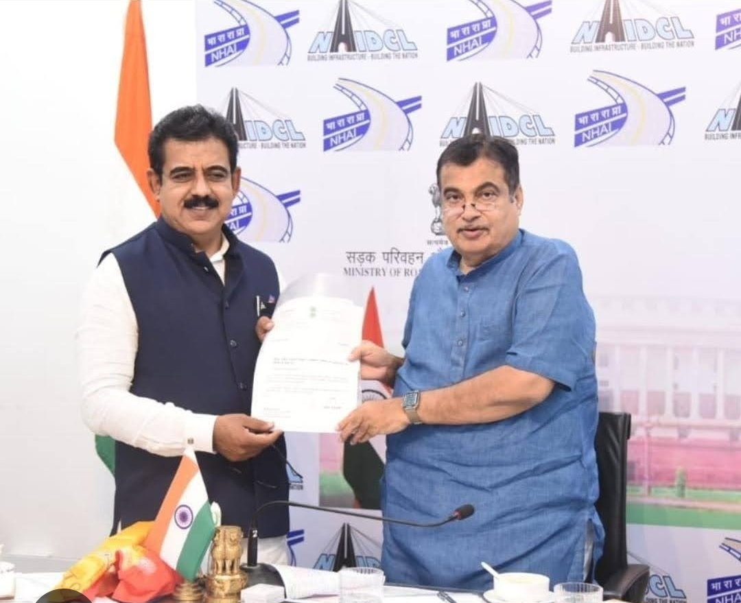   OUR CHIEF GUEST, MR. LALWANI JI WITH MINISTER FOR ROAD TRANSPORT & HIGHWAYS SHRI NITIN GADKARI JI